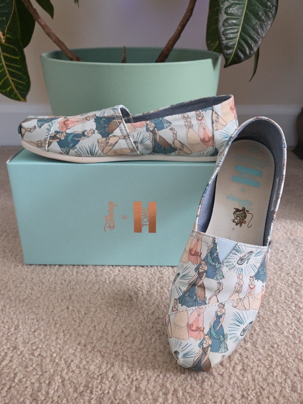 Disney Toms Cinderella Slip-On Shoes In Blue Women's Size 10